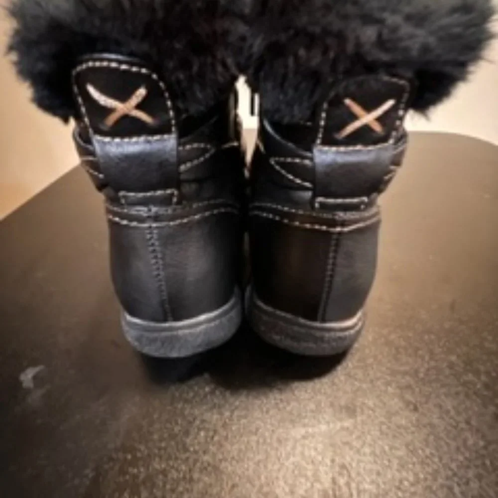 Yuu size 7.5 fur lined black ankle boots